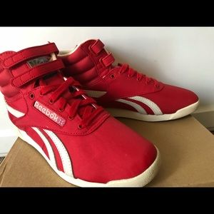 Reebok Hightop Women Size 7 Or Big kids size 5.5.